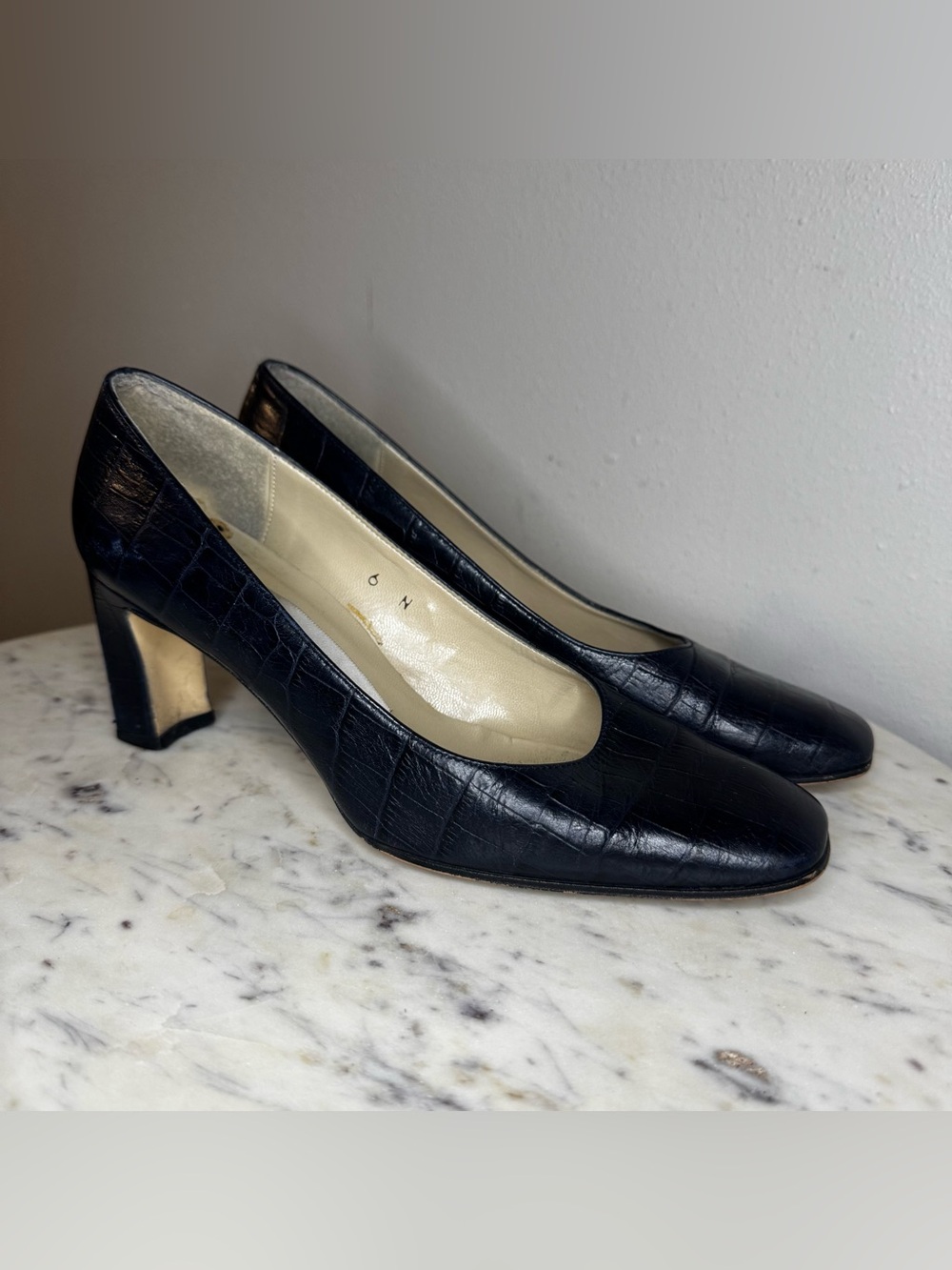 Etienne Aigner Heels Size 6 Narrow
Leather Heels navy blue